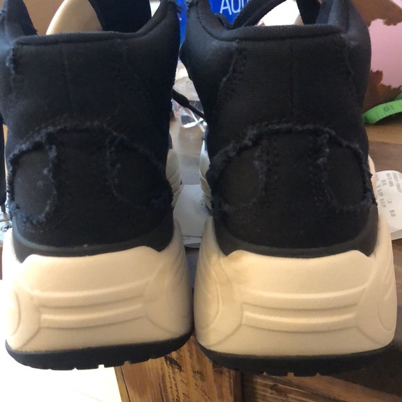 Converse. Flash sale $ - Picture 9 of 12